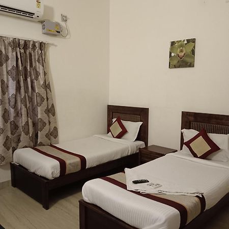 Iris Comfort Inn Ченнаи Экстерьер фото