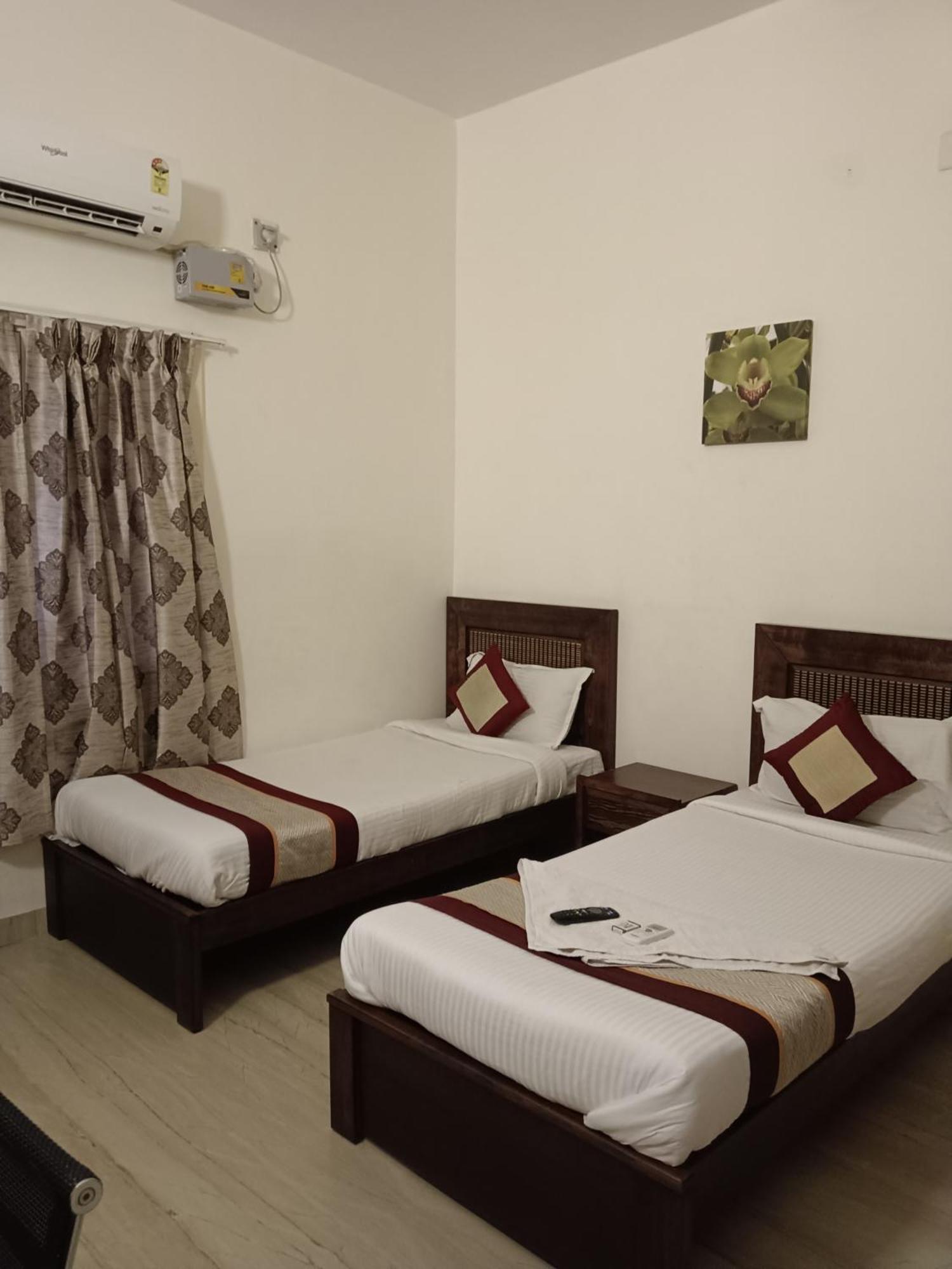 Iris Comfort Inn Ченнаи Экстерьер фото