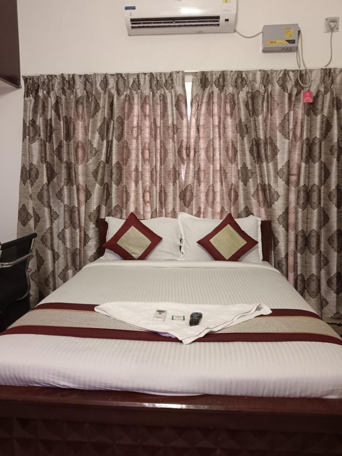 Iris Comfort Inn Ченнаи Экстерьер фото