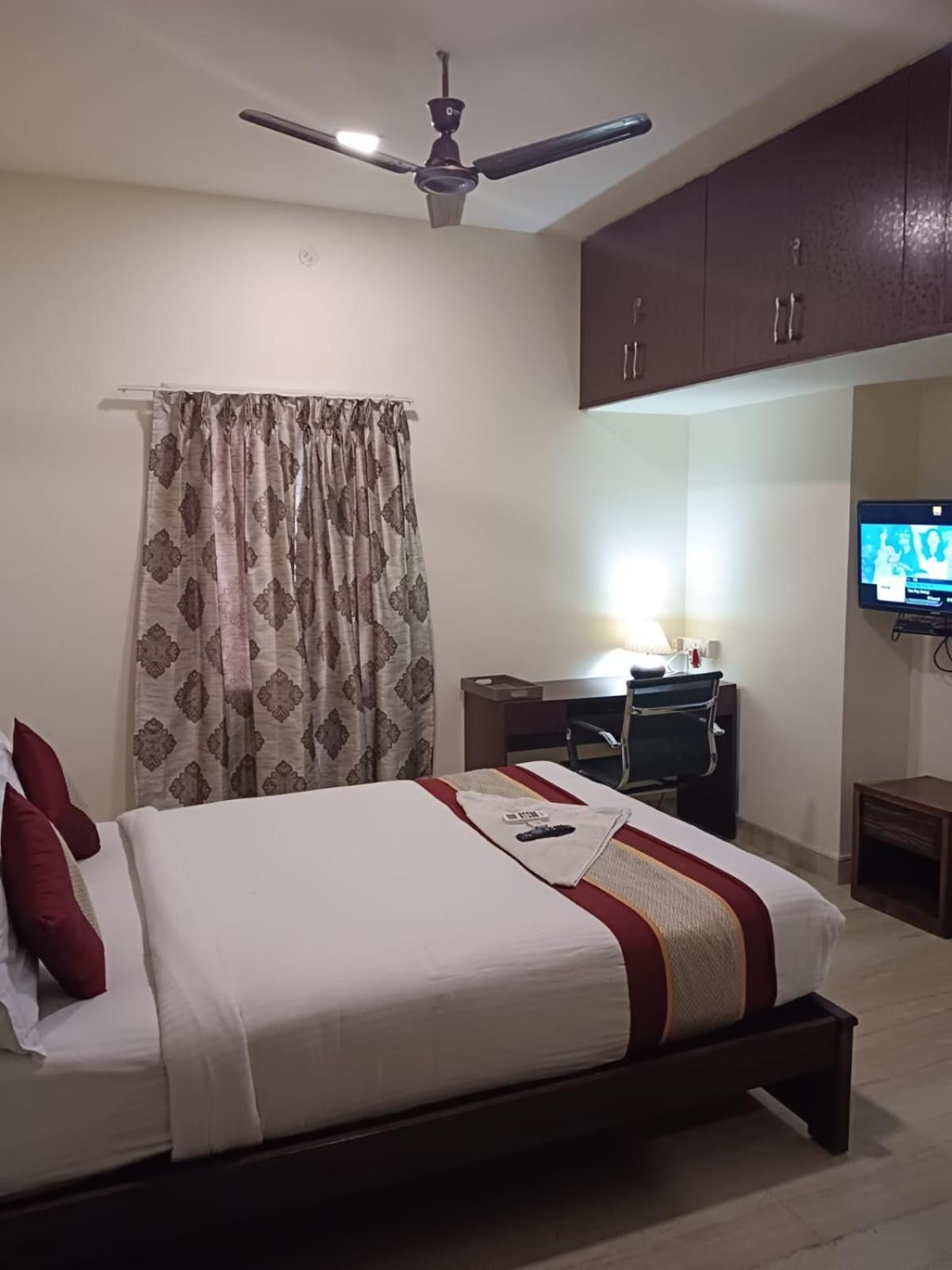 Iris Comfort Inn Ченнаи Экстерьер фото