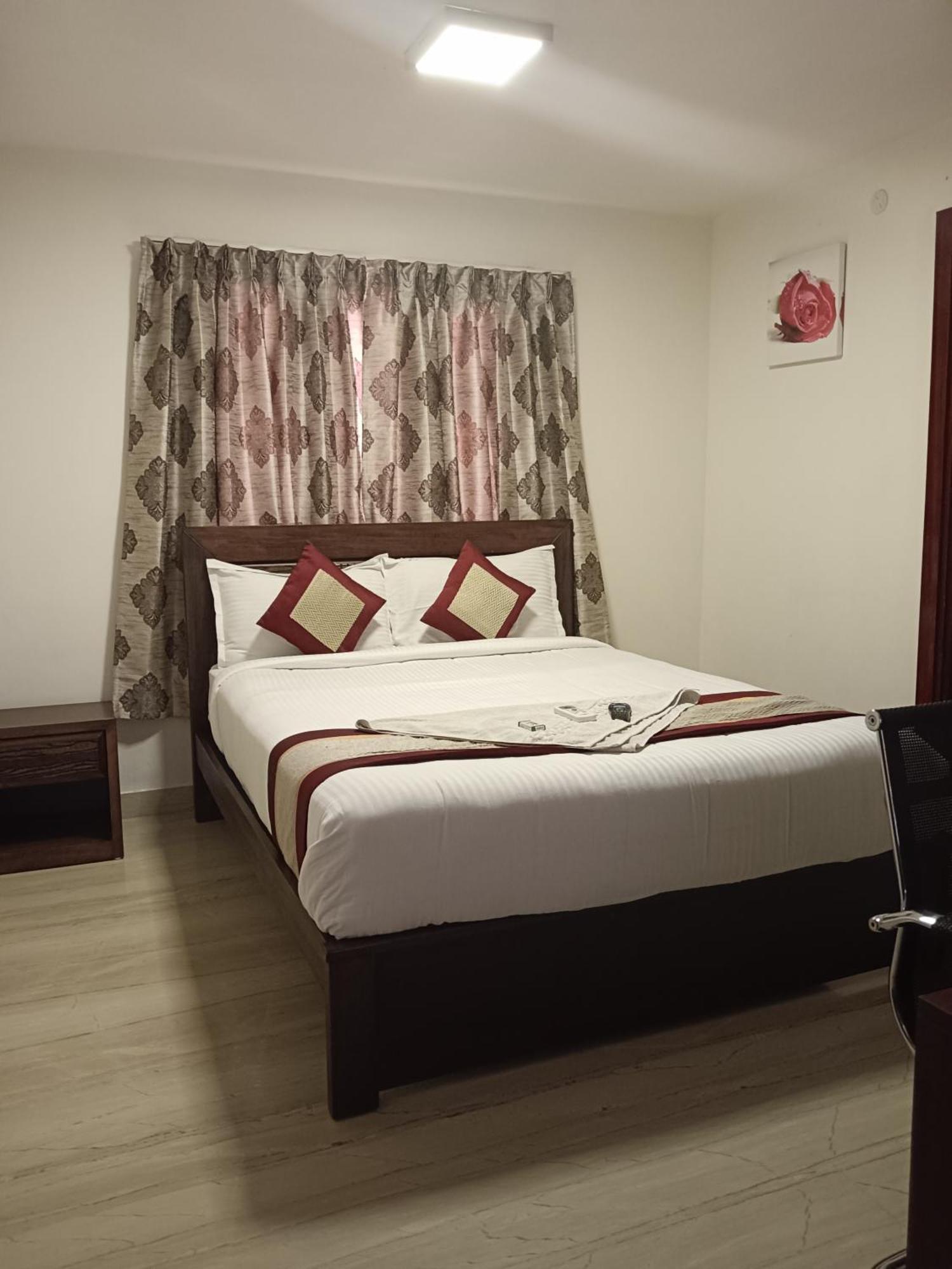 Iris Comfort Inn Ченнаи Экстерьер фото