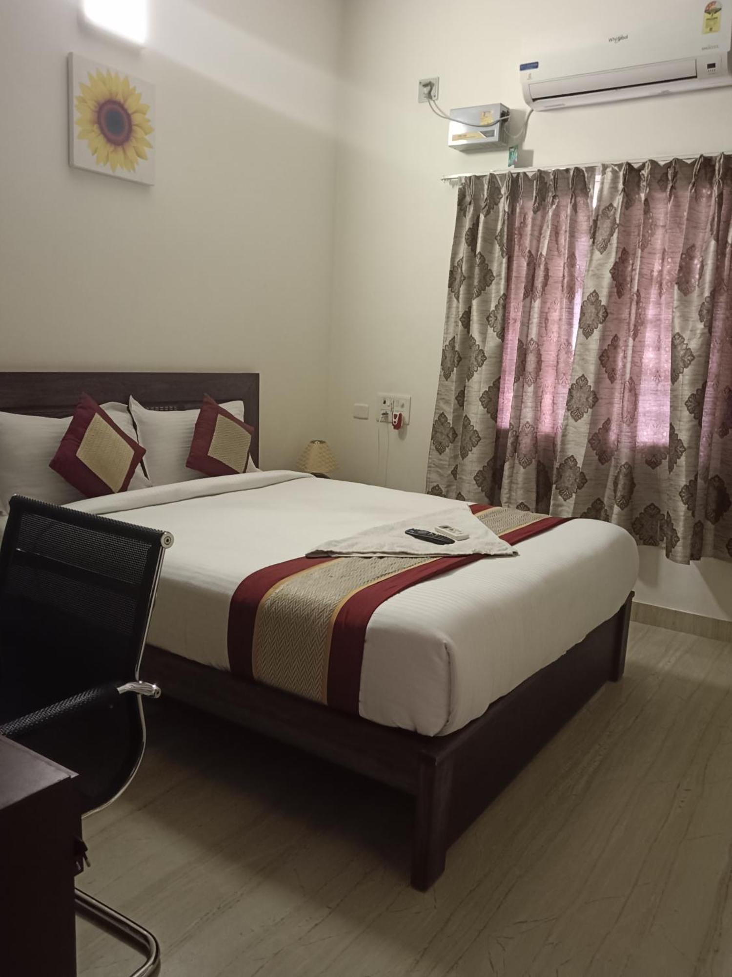 Iris Comfort Inn Ченнаи Экстерьер фото