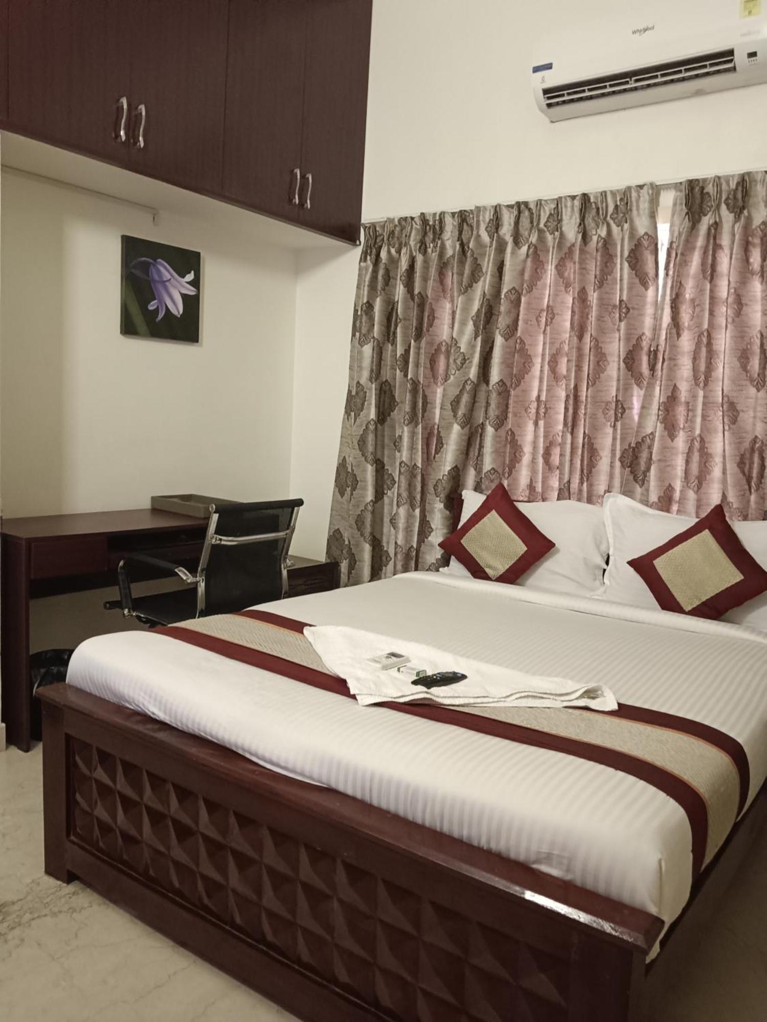 Iris Comfort Inn Ченнаи Экстерьер фото