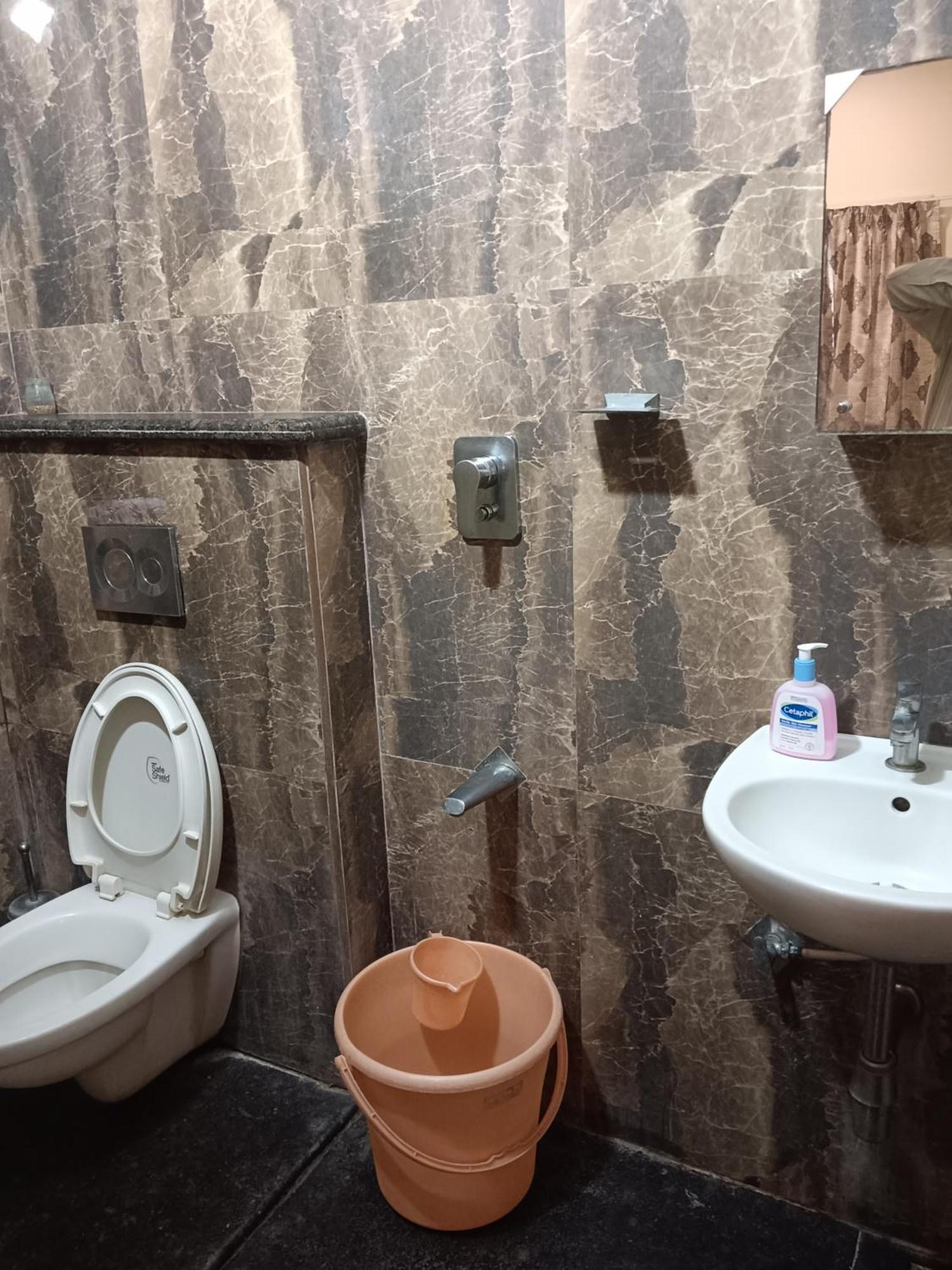 Iris Comfort Inn Ченнаи Экстерьер фото
